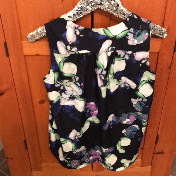 Banana Republic XS sleeveless floral top - Picture 2 of 7